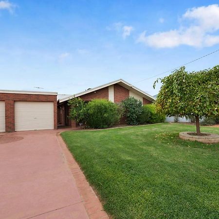 Lakeside Landing - Waterfront Villa Yarrawonga Exterior photo