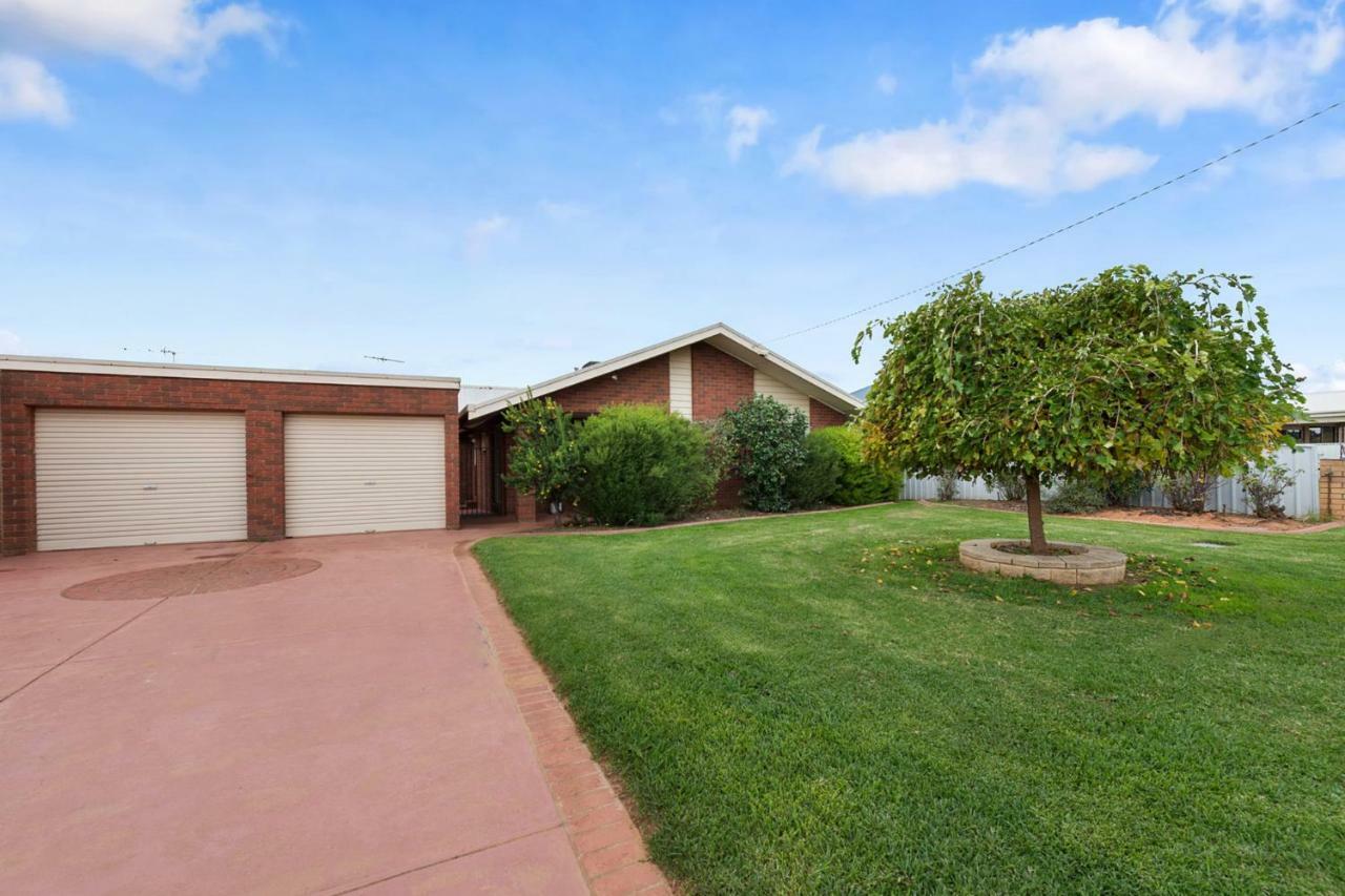 Lakeside Landing - Waterfront Villa Yarrawonga Exterior photo