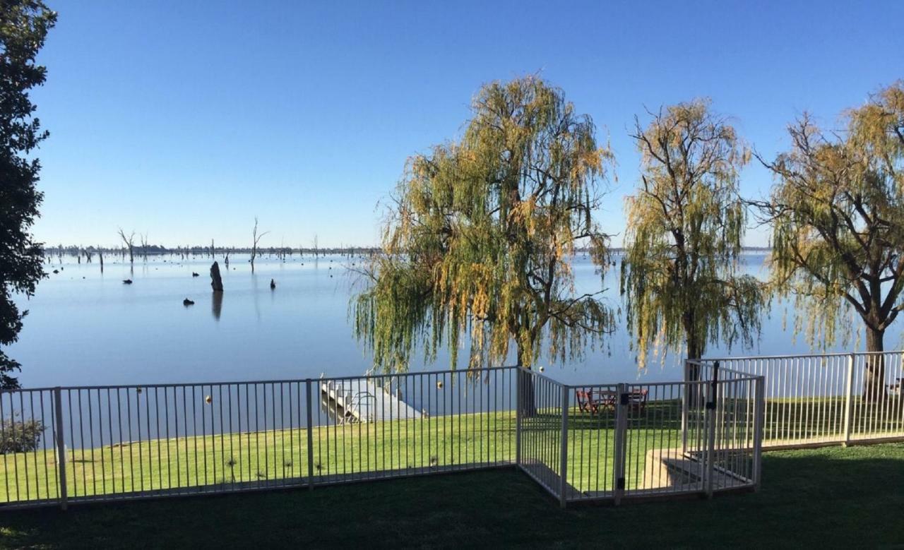 Lakeside Landing - Waterfront Villa Yarrawonga Exterior photo